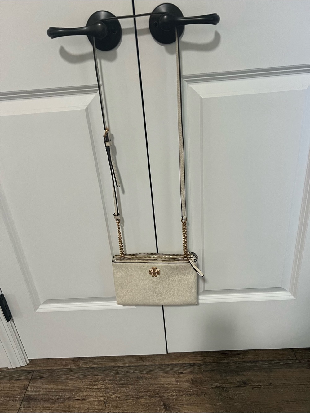 Tory Burch Cream Pebbled Leather Crossbody with Gold Hardware - Picture 3 of 15
